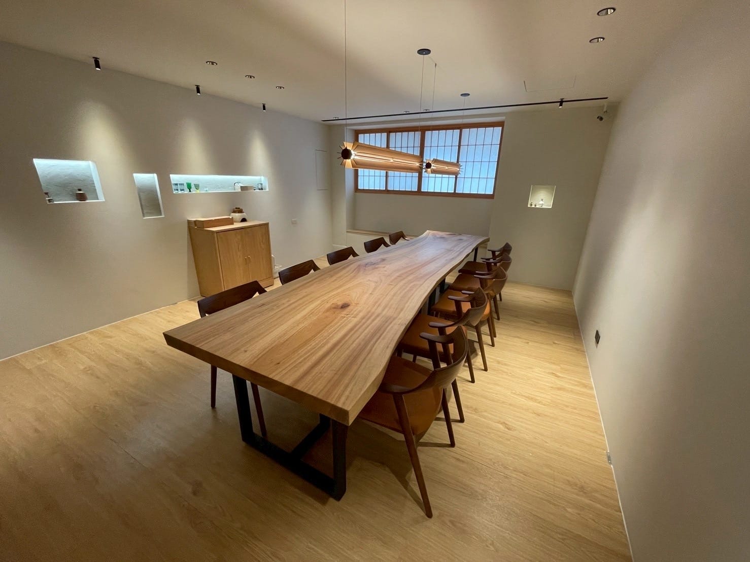 長形原木會議桌，其溫潤質感與自然紋理，展現實木家具擺脫高冷形象，融入日常的親和力。