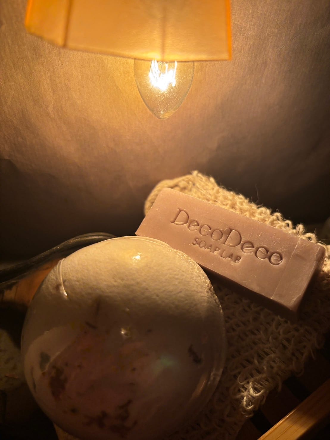 柔和燈光下，品牌標誌手工皂與裝飾品，展現獨特美感。