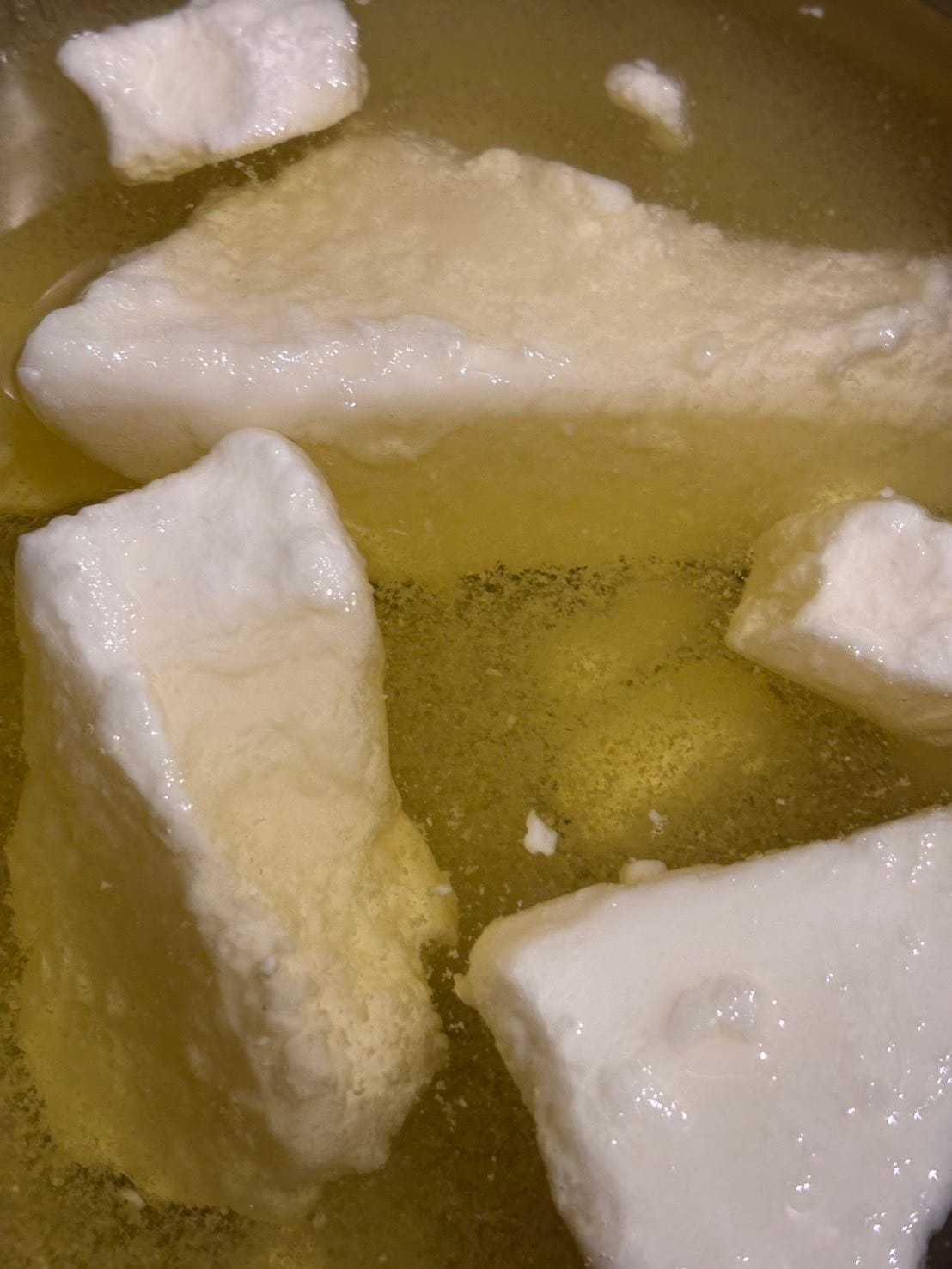 冷製法手工皂，油與鹼水混合，進行皂化反應。