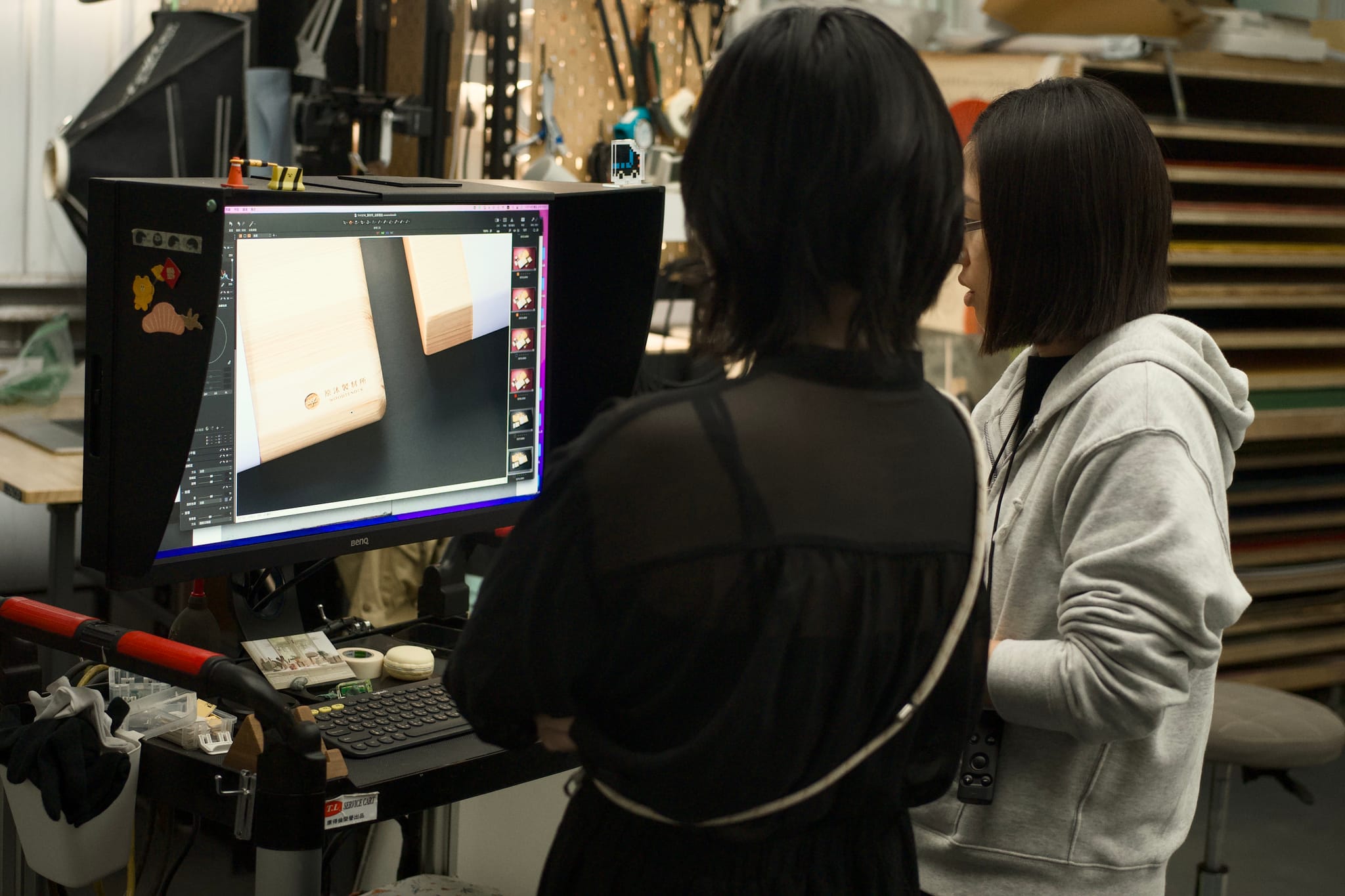 攝影師與製材所成員討論原木產品的最佳呈現方式。