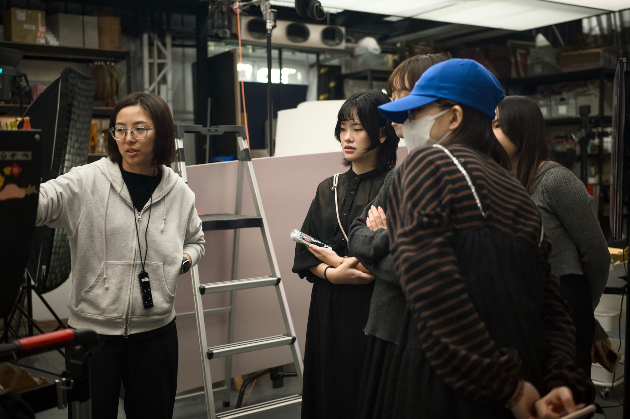 攝影師與製材所成員在拍攝現場討論原木產品呈現