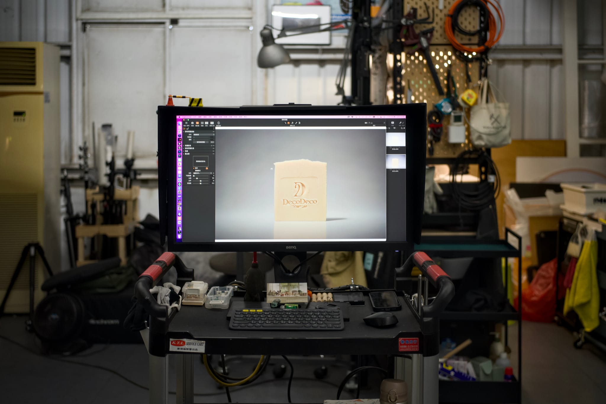 品牌設計團隊在電腦螢幕上檢視產品包裝設計。