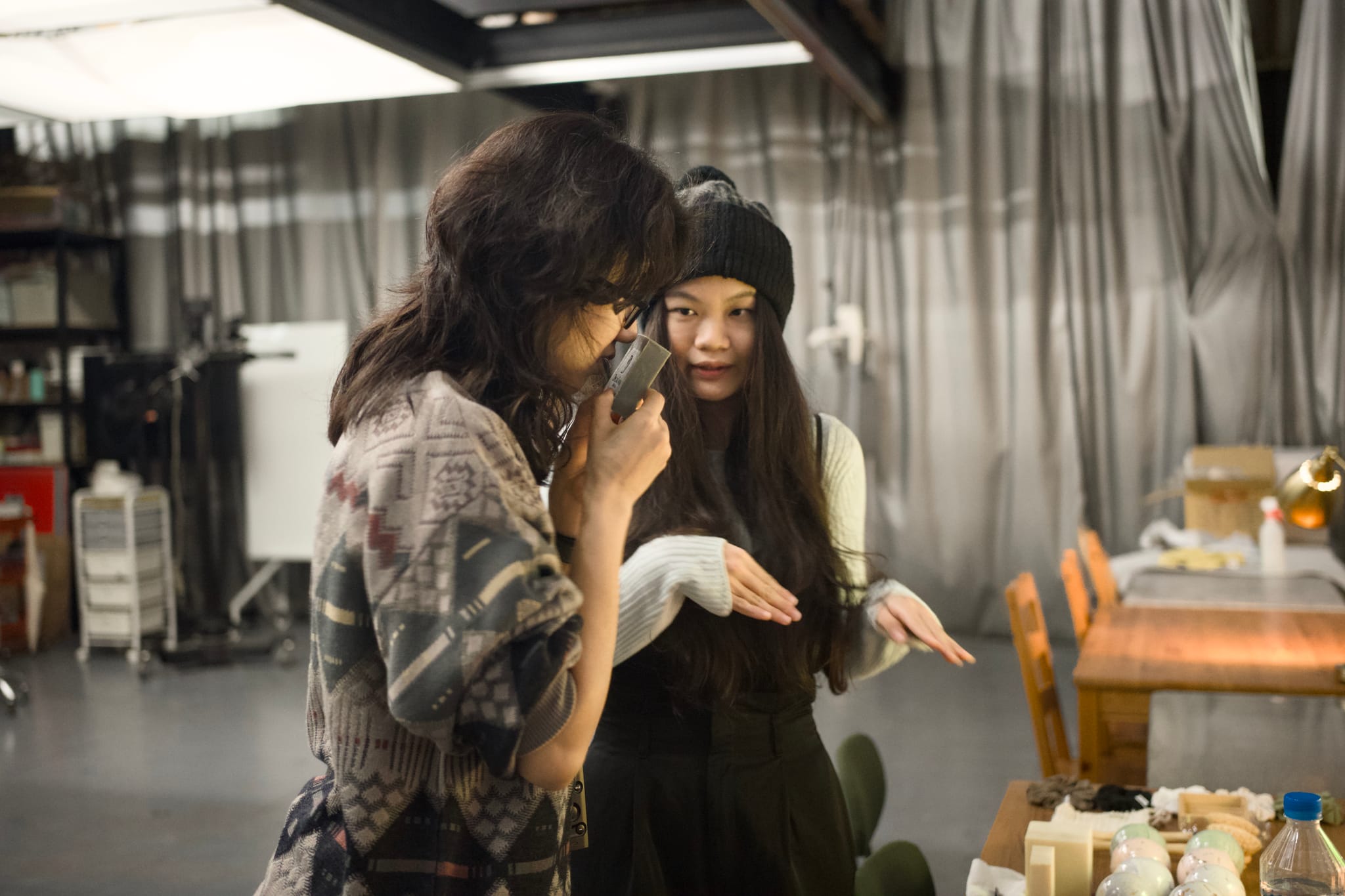 攝影師與手工皂品牌創辦人在拍攝現場討論產品細節。