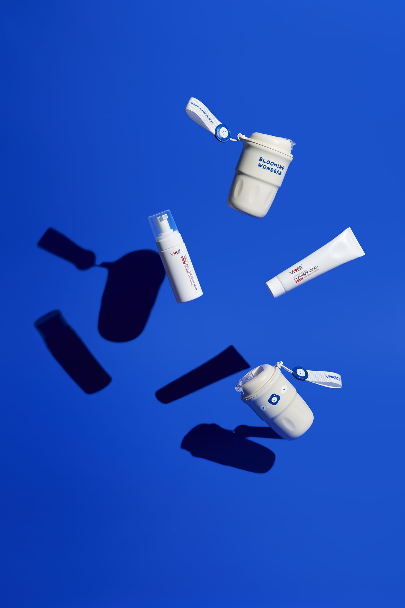 薇佳與AH!Q聯名保養品在藍色背景中漂浮，風格清爽治癒。