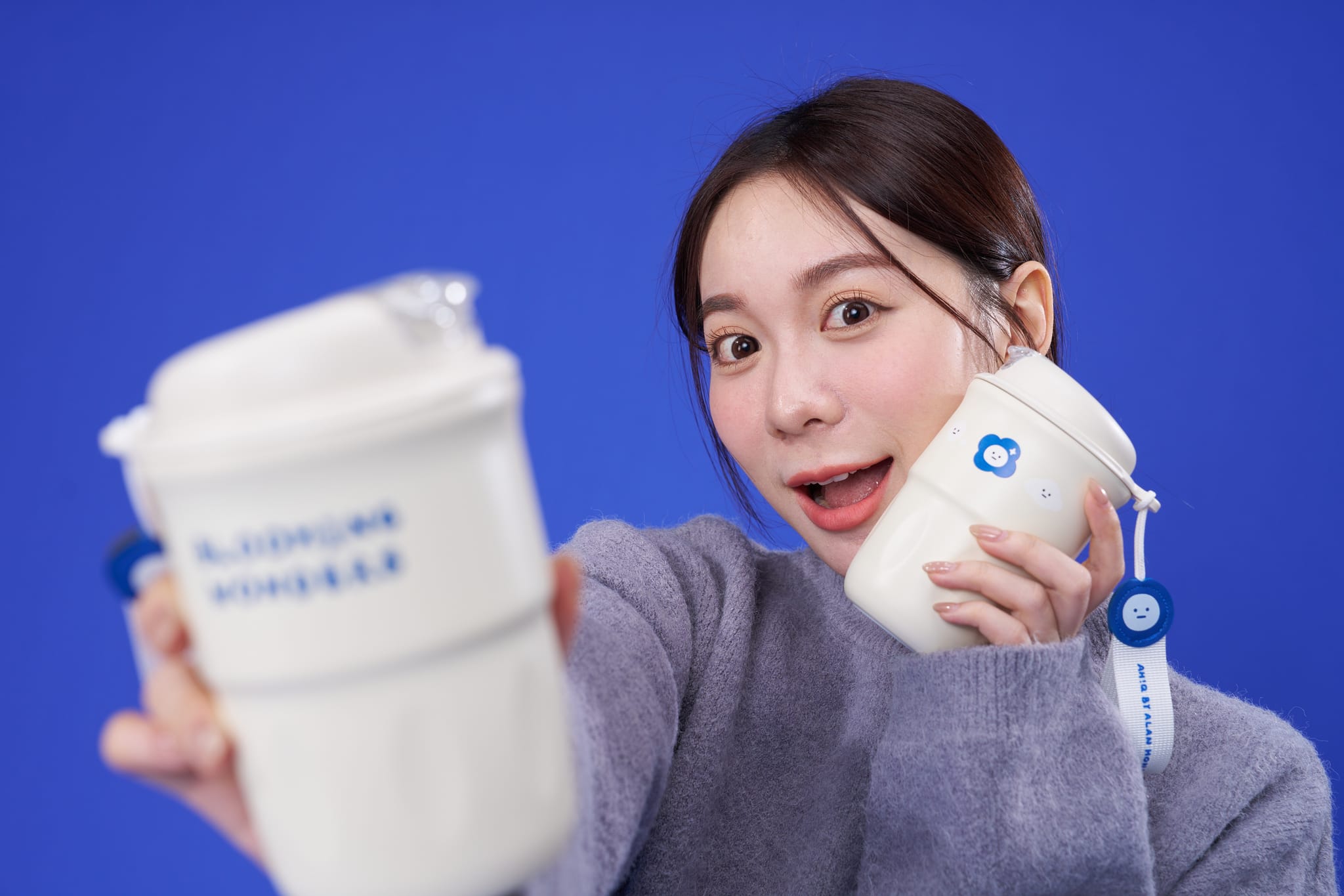 模特兒展現薇佳AH!Q聯名商品的軟萌可愛風格，傳遞治癒系生活感。