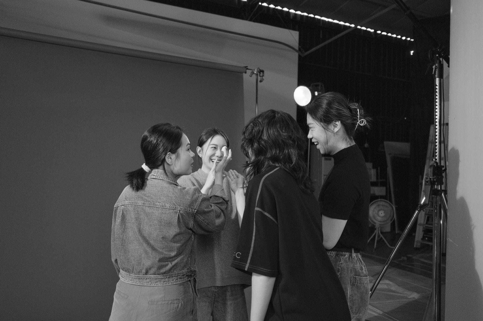 攝影師蘇亭方於人像棚拍現場，與品牌團隊溝通討論，捕捉美感。