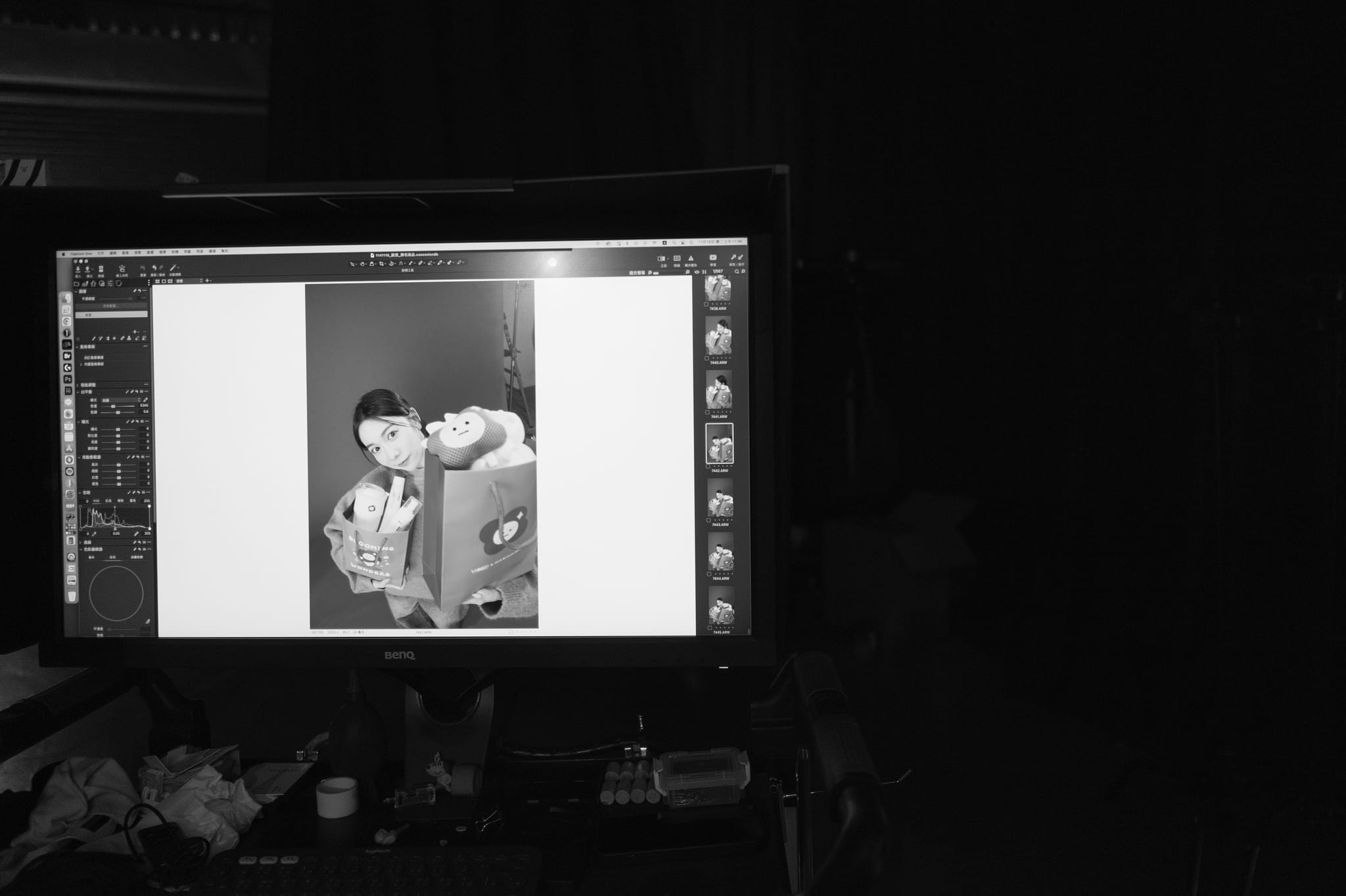 攝影師在電腦螢幕上檢視初次人像拍攝成果。