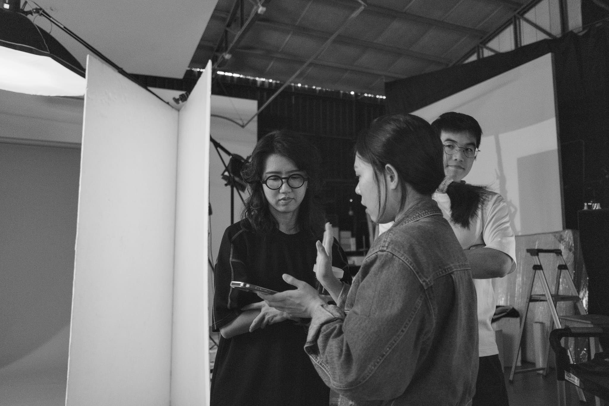 攝影師蘇亭方與品牌方討論聯名拍攝風格。