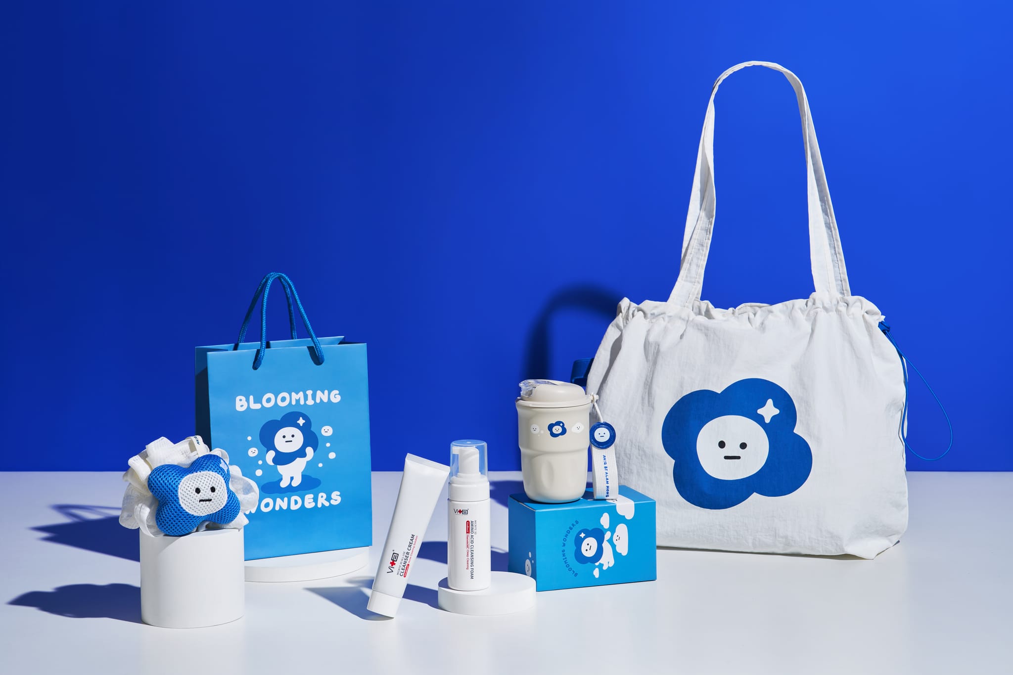 薇佳XAH!Q聯名商品展示，藍白配色，可愛雲朵設計，營造治癒氛圍。