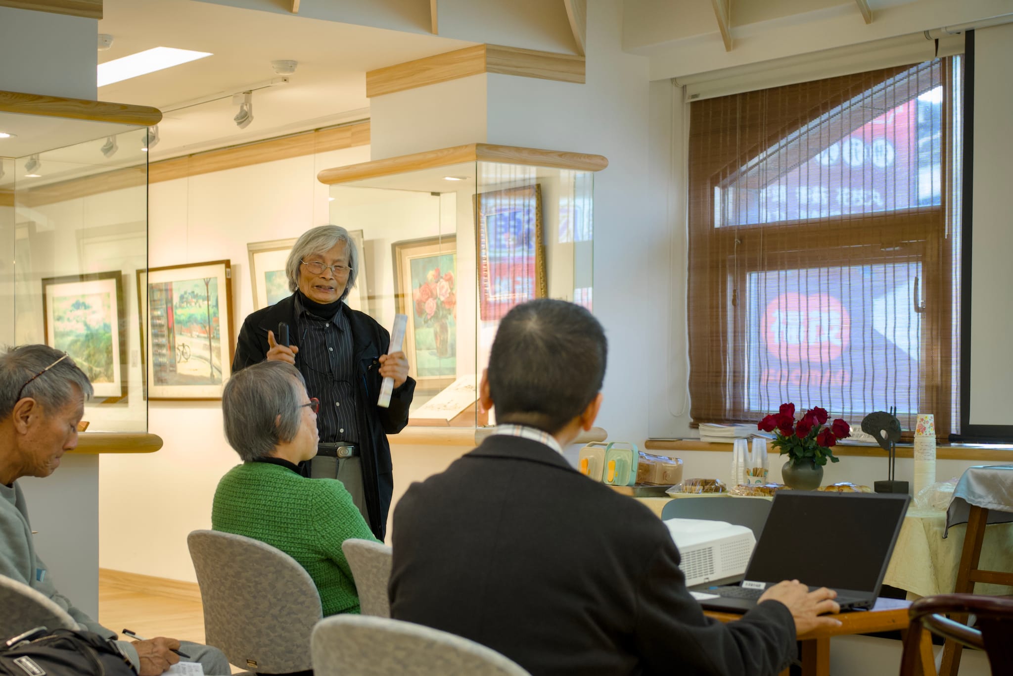 蔡長盛教授在美術館導覽「一條線的故事」展覽，向觀眾闡述李澤藩與塞尚的藝術對話。