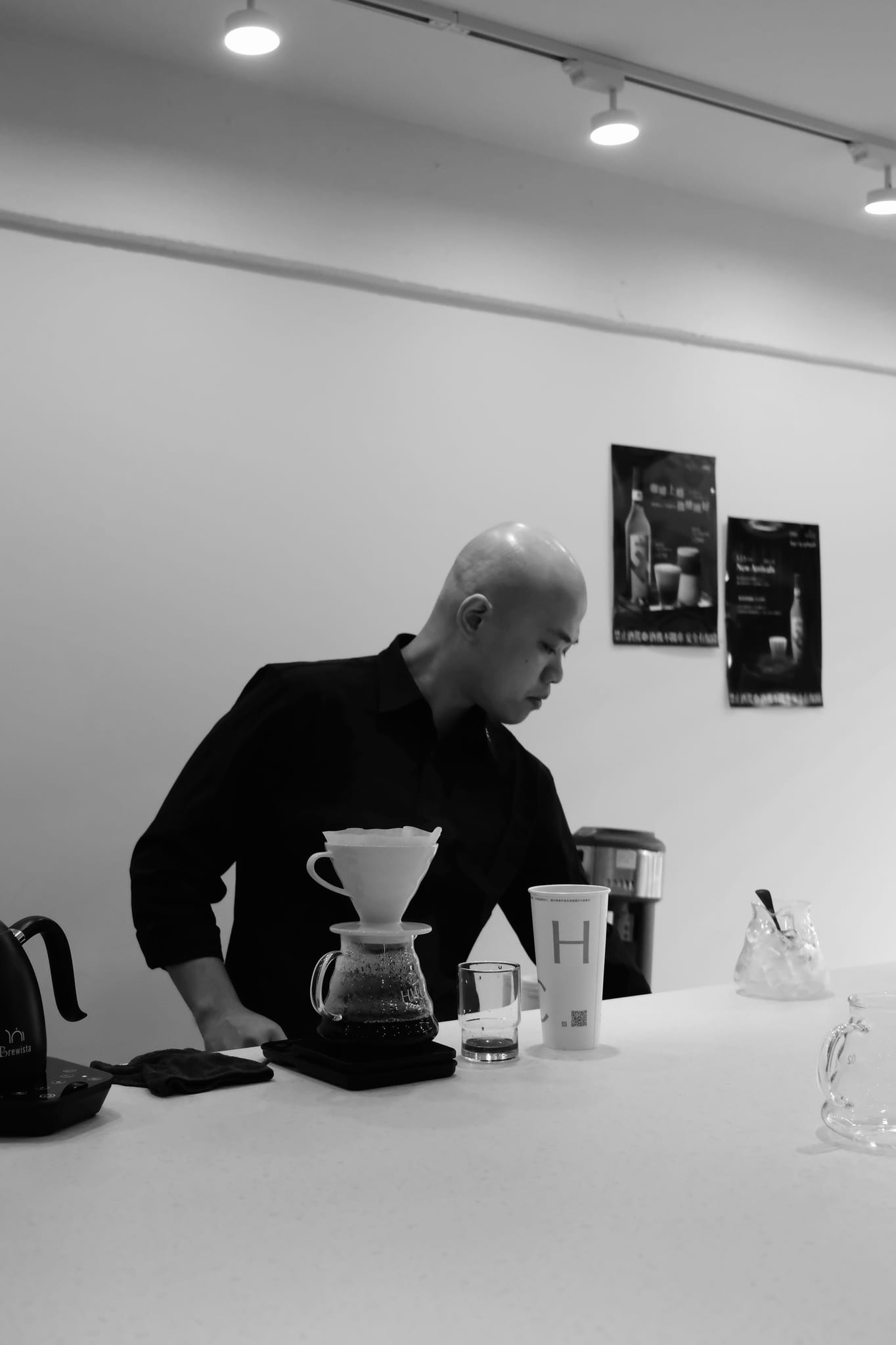 咖啡師Leo專注準備皇家白蘭地美式，展現專業神情。