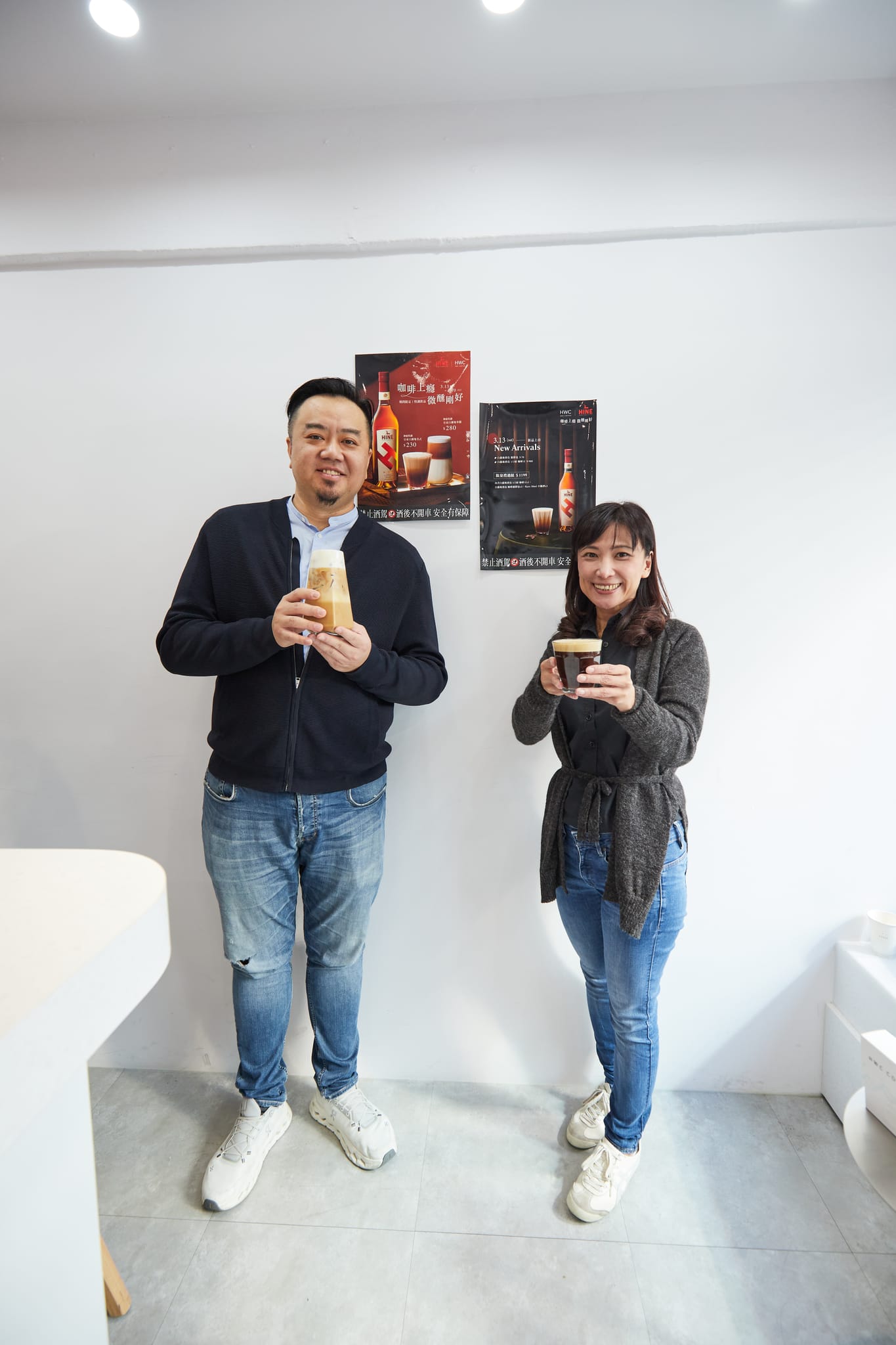 黑沃咖啡創辦人林佩霓（右）與御鹿干邑代理（左）合影，展示聯名飲品。