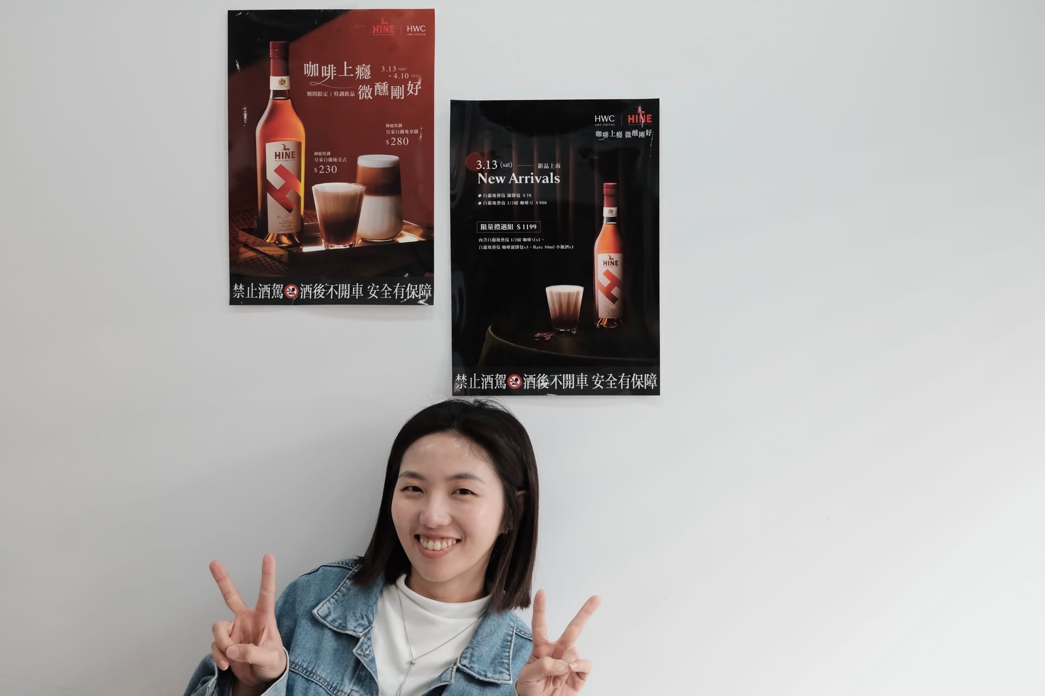 攝影師林巾郁與她拍攝的皇家白蘭地美式聯名海報合影。