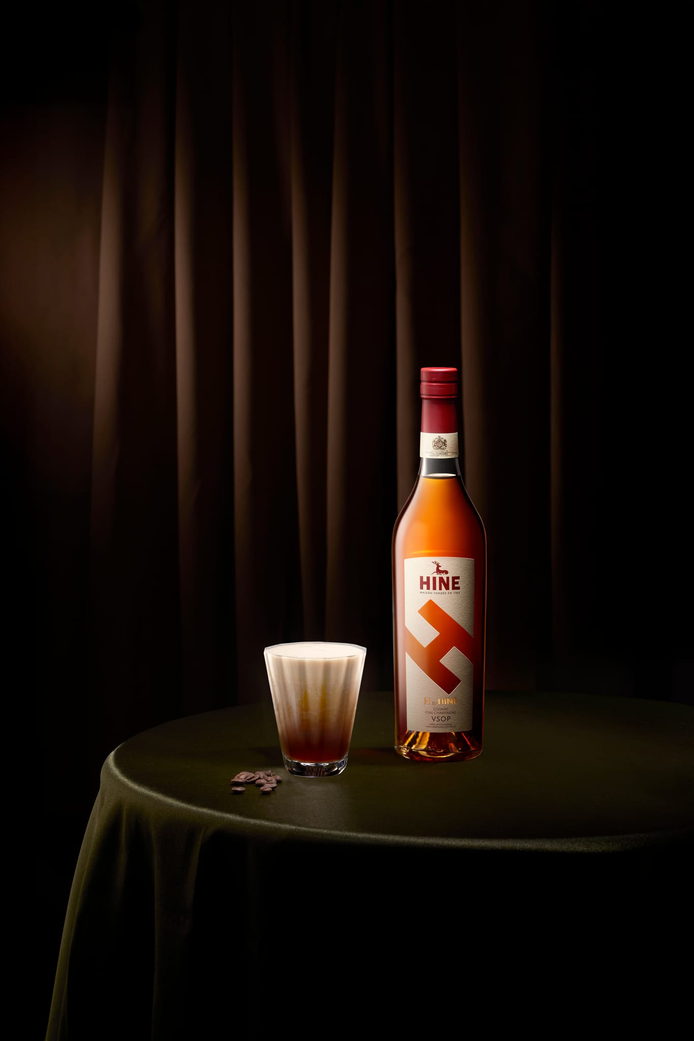 御鹿干邑白蘭地與皇家白蘭地美式咖啡，展現聯名高雅質感。