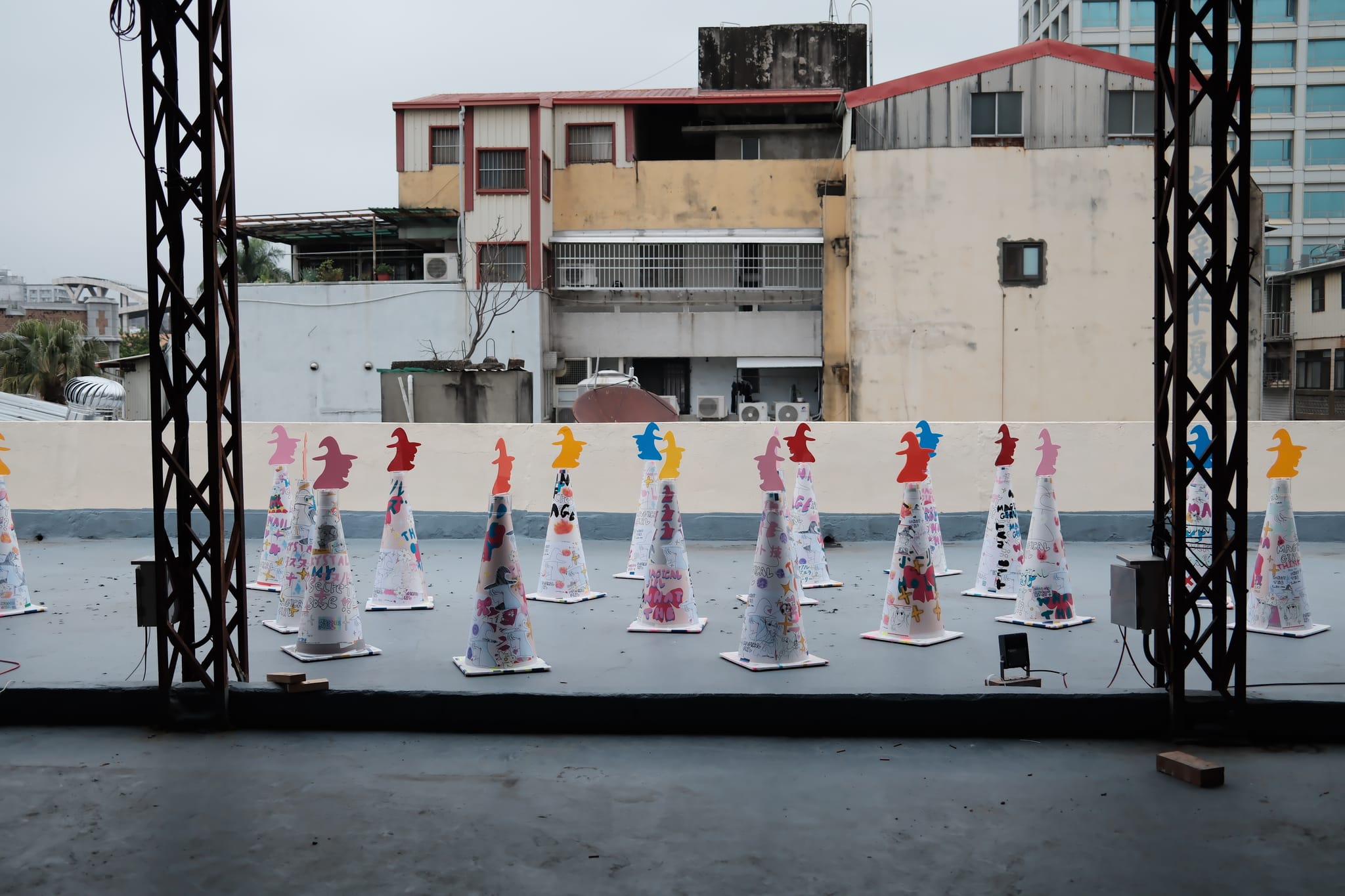 張鈞傑在窯座天台親自佈置的「魔法少女交通錐」展覽現場。