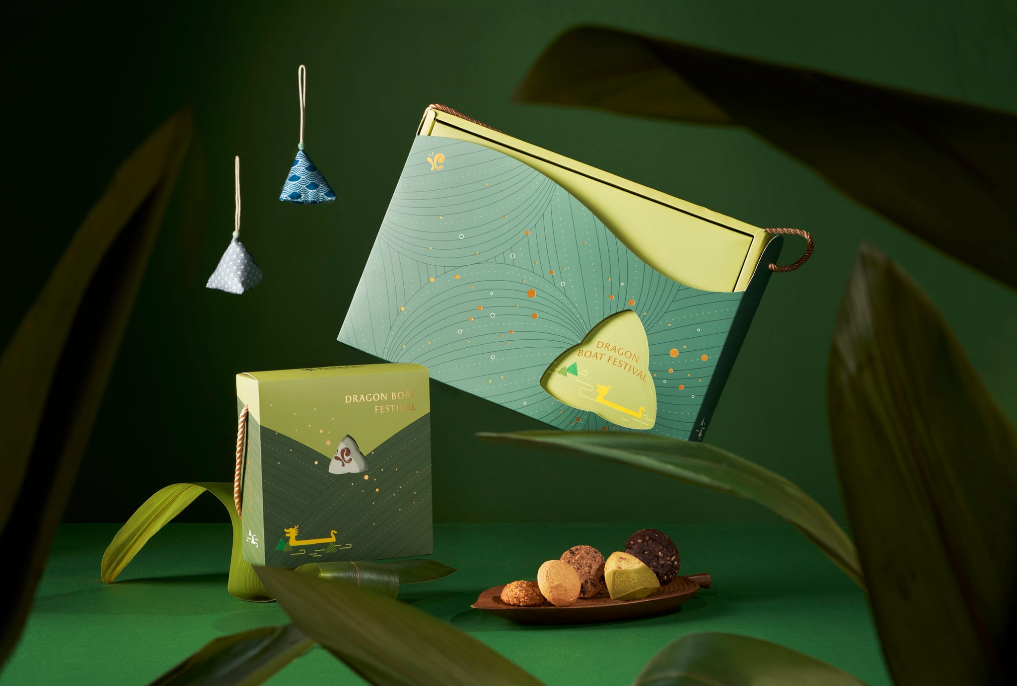 綠色背景下的蒙恩端午禮盒，仿粽葉設計，FSC認證，內含粽子餅乾。