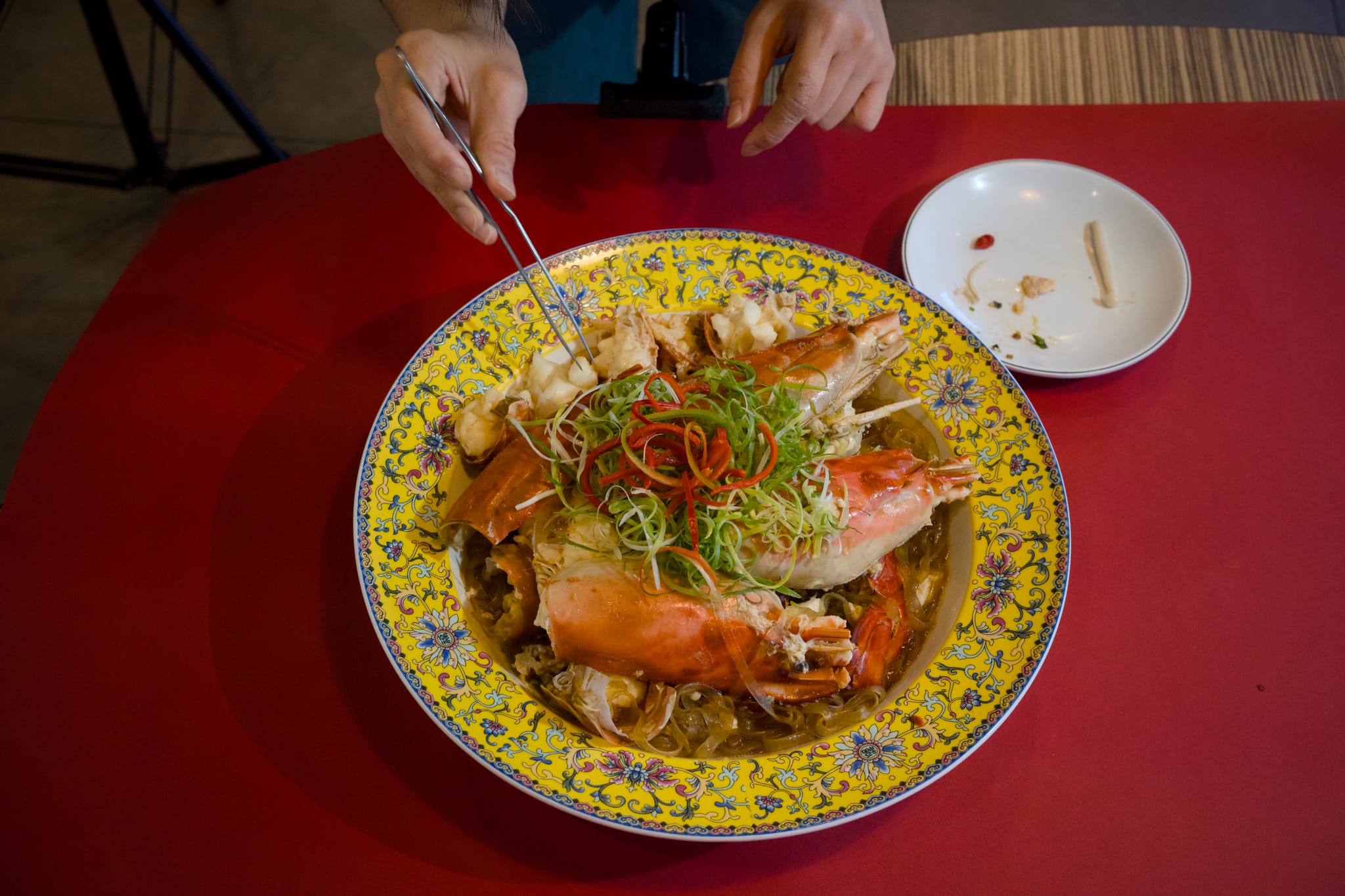精緻擺盤的鮮蝦料理，展現傳統美食的優雅姿態與講究。