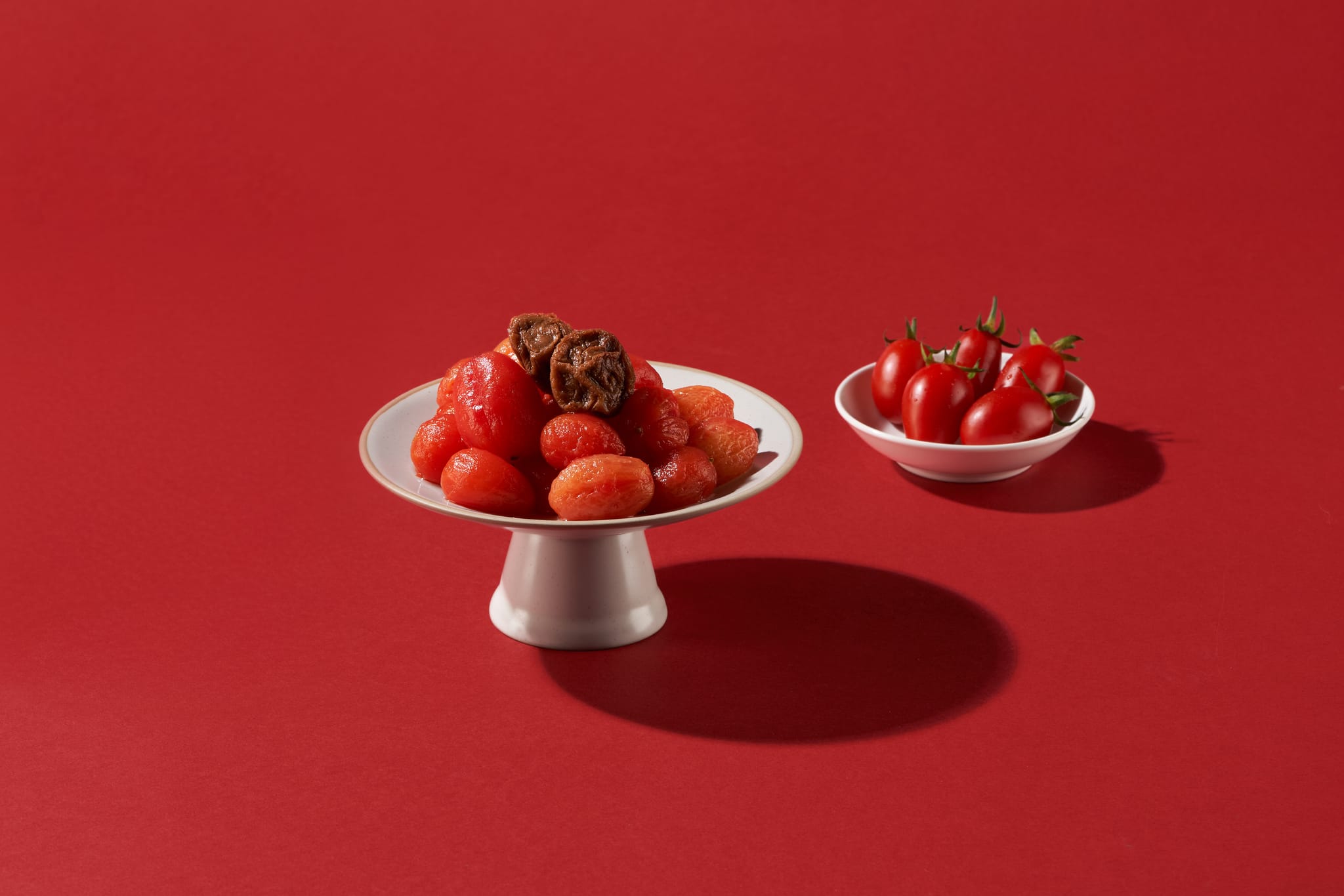 餐桌上精選番茄，象徵對食材的將心比心與細膩呈現，處處講究。