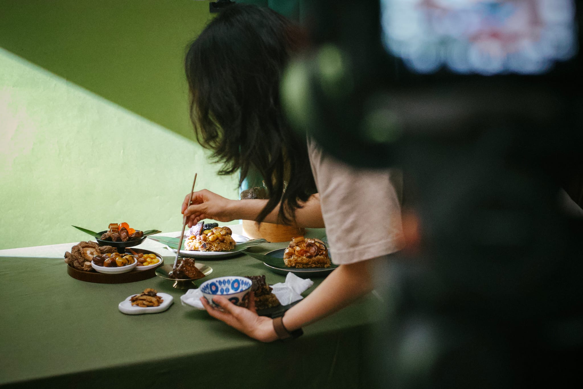 攝影師林巾郁將粽子拆開重組，精準呈現食材真貌。