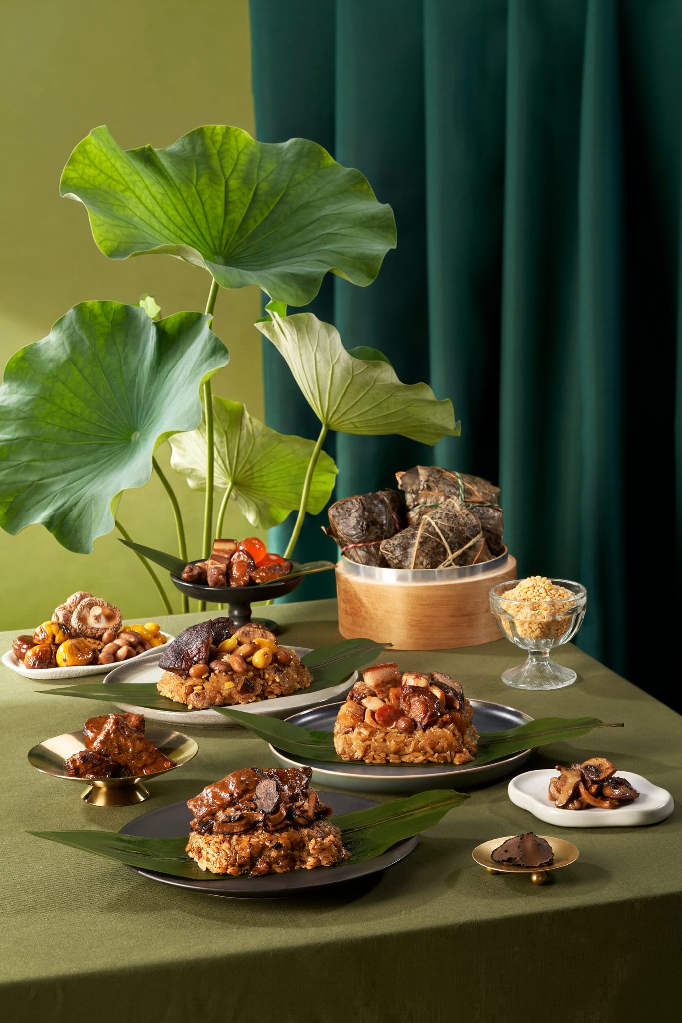 三款拆解重組後的裹蒸粽，鮑魚、和牛、菌菇等豐富內餡清晰可見，真實呈現產品的豐盛與細緻。