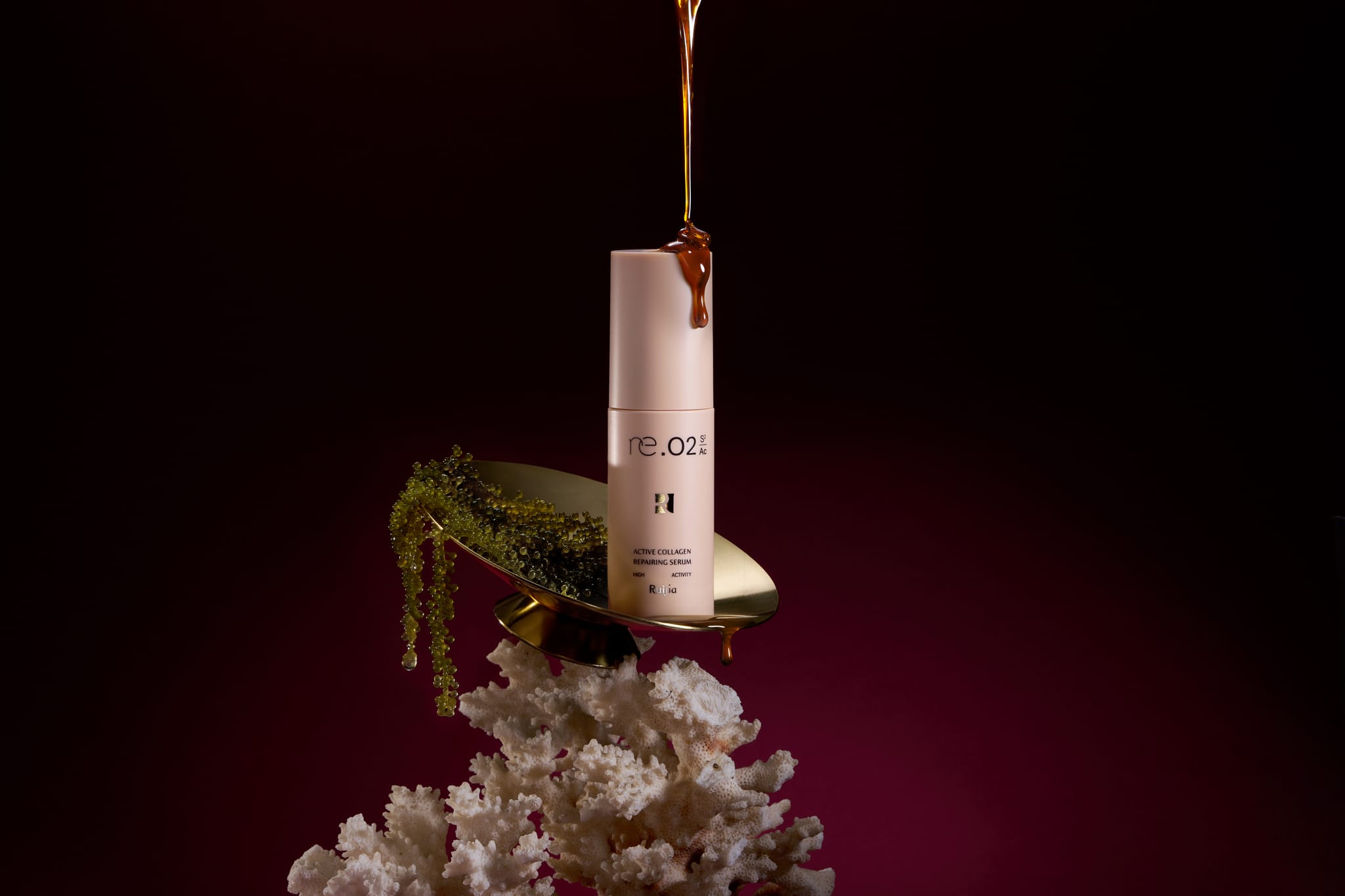 美妝精華液優雅流淌於瓶身，精準光影佈局突顯高階產品價值。