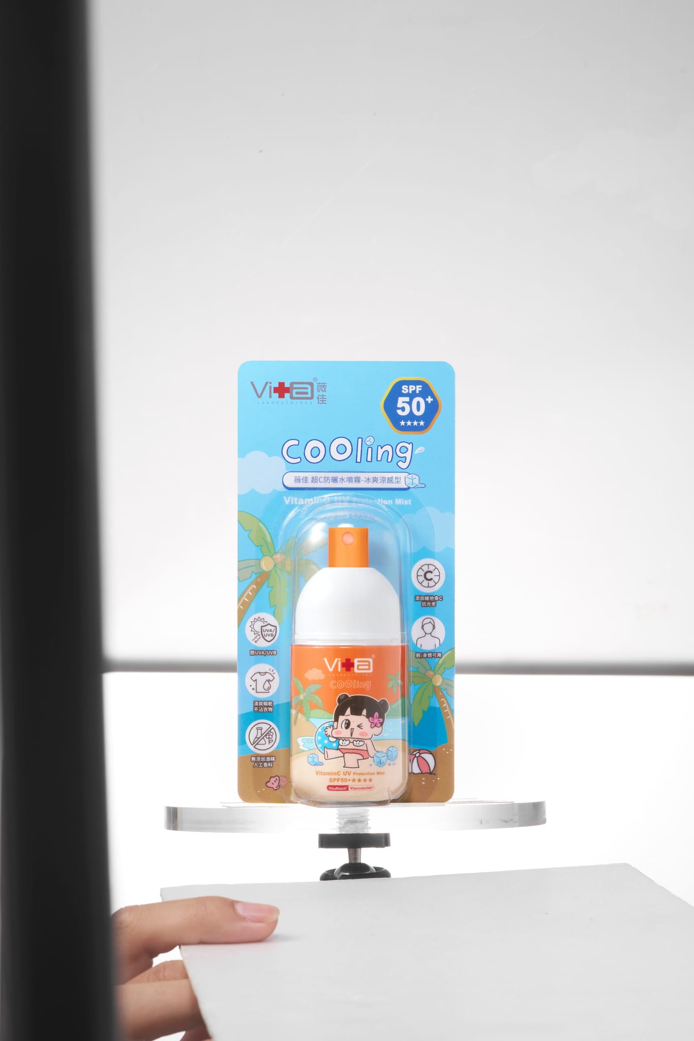 產品攝影幕後：薇佳防曬噴霧在攝影棚內，透過細緻佈光捕捉。
