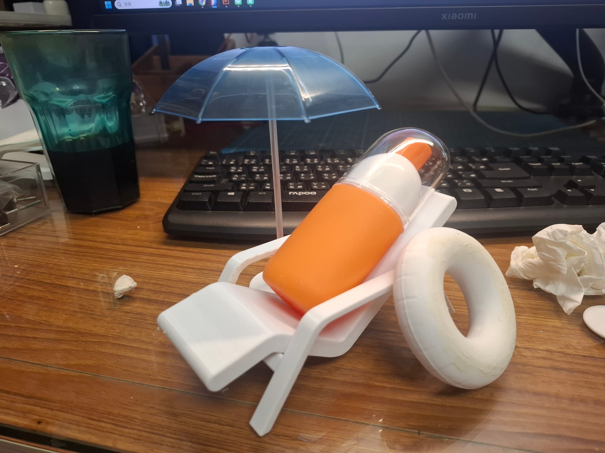 拍攝前，為防曬噴霧3D列印製作的微縮海灘躺椅、遮陽傘與救生圈道具。