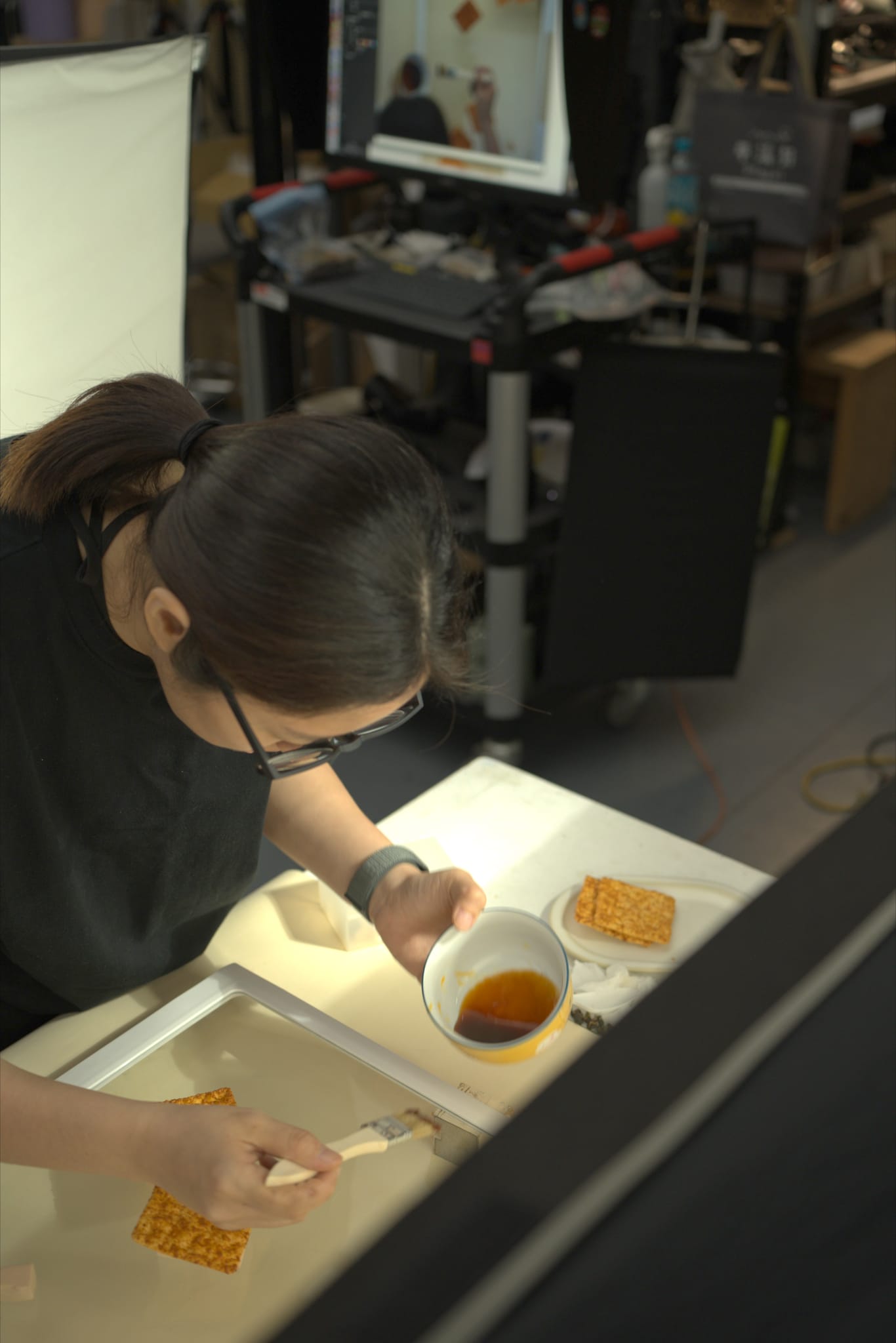 攝影師用烤肉刷為餅乾塗抹醬汁，凸顯BBQ烤肉風味。