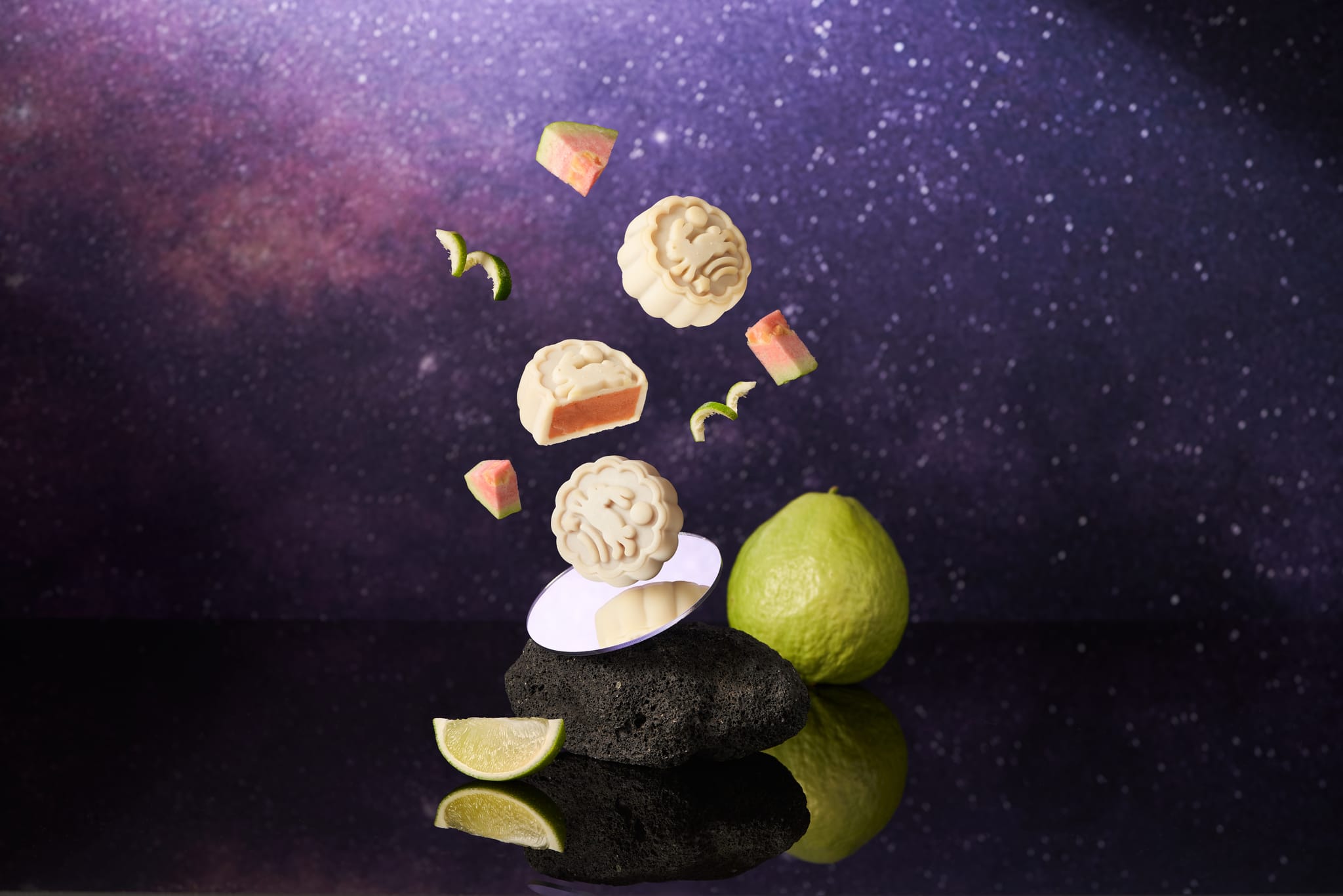 月餅、紅心芭樂與檸檬漂浮於星空背景,展現「光之系列」禮盒的宇宙感與獨特口味。