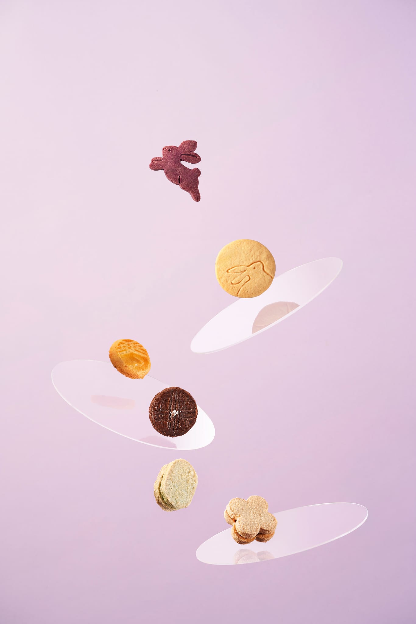 Candy Wedding兔月拾光中秋禮盒，紫色兔餅乾與多款法式甜點，在夢幻漸層紫背景中優雅飄浮。