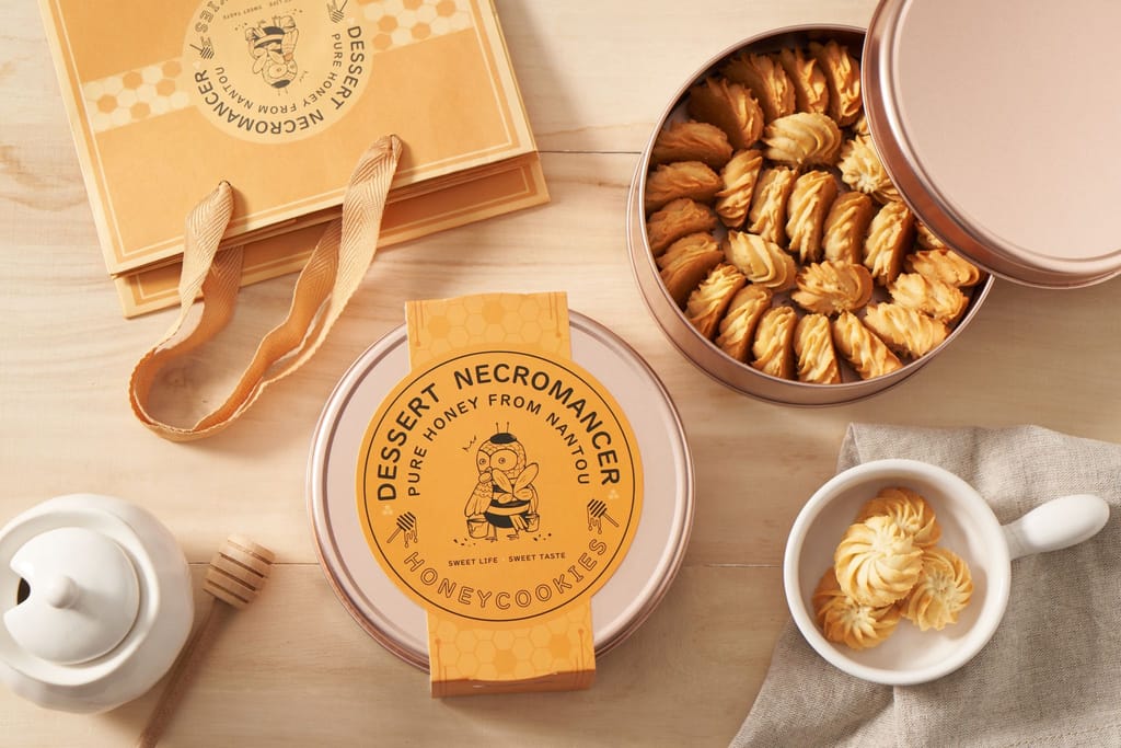 點心魔法師蜂蜜餅乾情境照，金黃餅乾置於木桌上，展現溫馨品味。