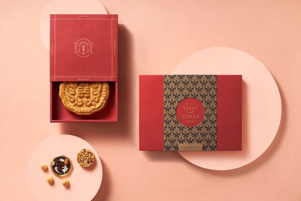 紅色聯名禮盒情境，打開的禮盒露出喜字月餅，搭配閉合的禮盒與點心。