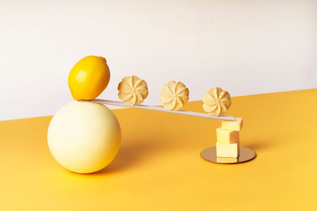 檸檬曲奇餅乾禮盒創意攝影，檸檬與餅乾平衡於幾何造型，呈現清新簡約美學。