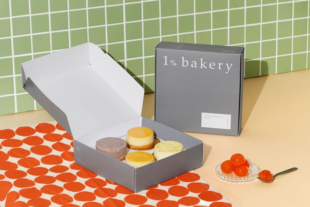 1% bakery中秋節禮盒，內含多款迷你蛋糕，搭配鹹蛋黃點綴，營造節慶氛圍。