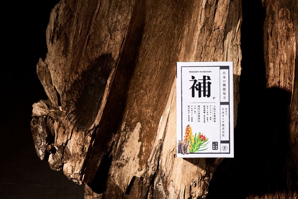 日本 OMIYA 新植威EX 產品盒，置於古樸深色木紋上，透過樸實構圖見證品牌真誠樣貌。