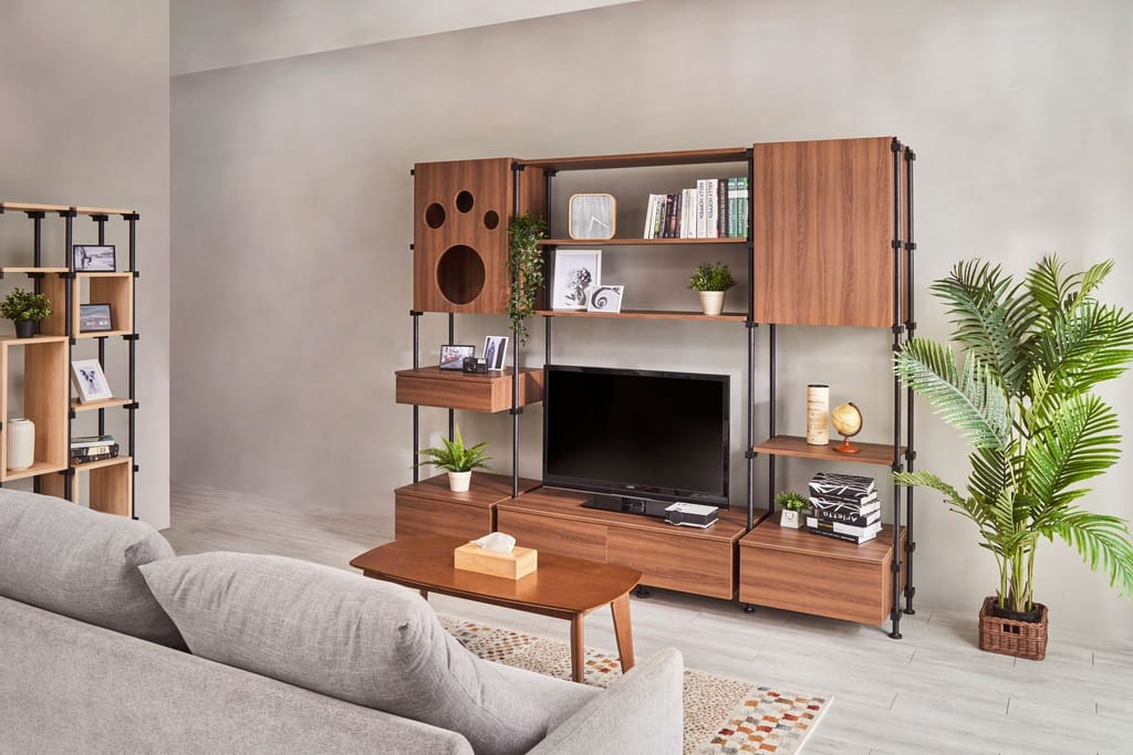 居家客廳中的貓跳台系統櫃，展現貓咪友善的生活空間。