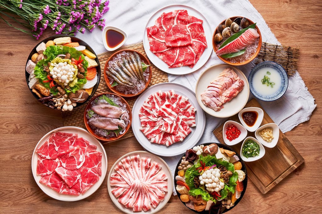 八豆食府伊比利豬火鍋全景，多樣精選肉品、海鮮與鮮蔬。