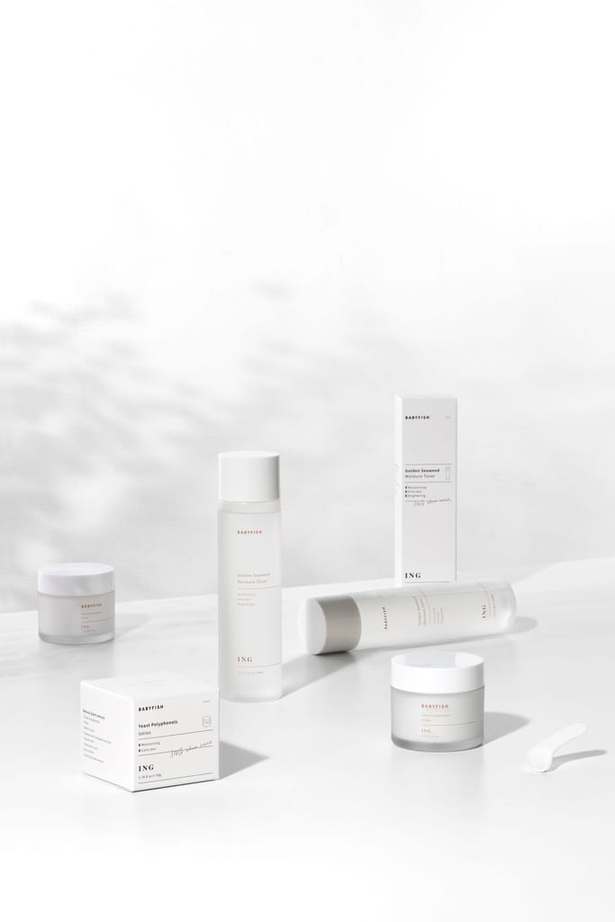 ING保養品系列，潔白瓶身與簡約包裝在溫和光影下，營造出純粹、誠摯的品牌情境。