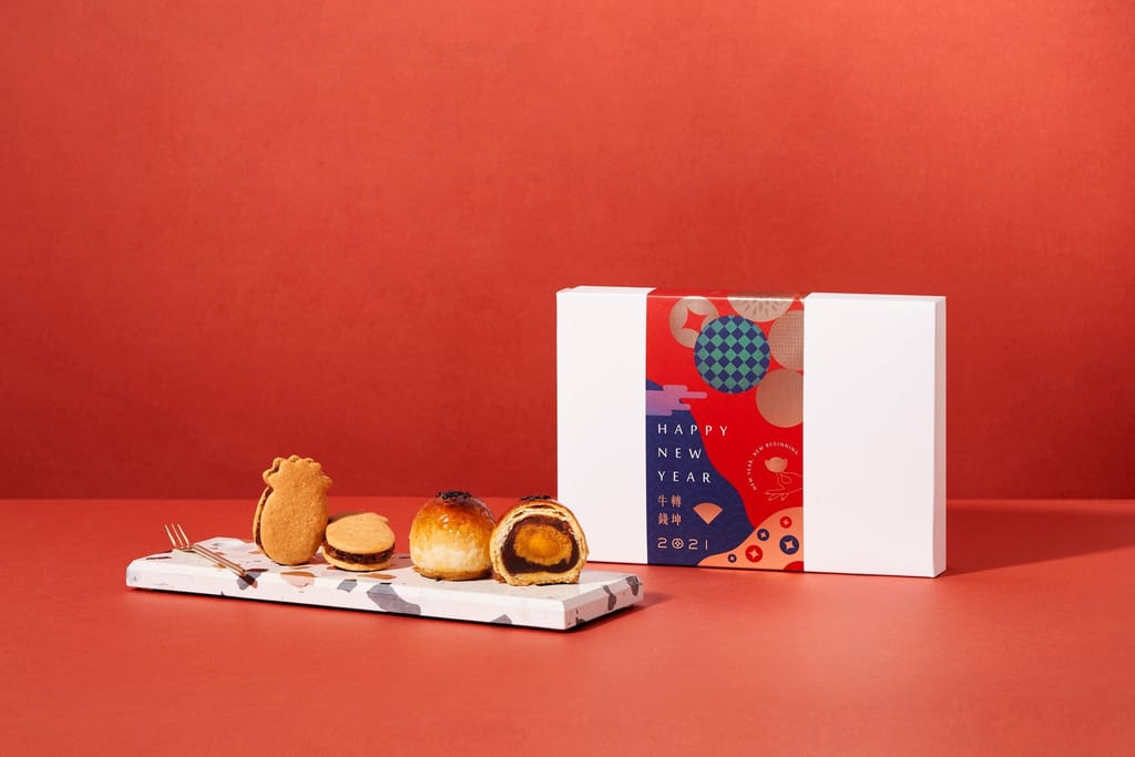 2021新年禮盒情境：A瑪麻烘焙坊糕點與禮盒於喜慶紅色背景。