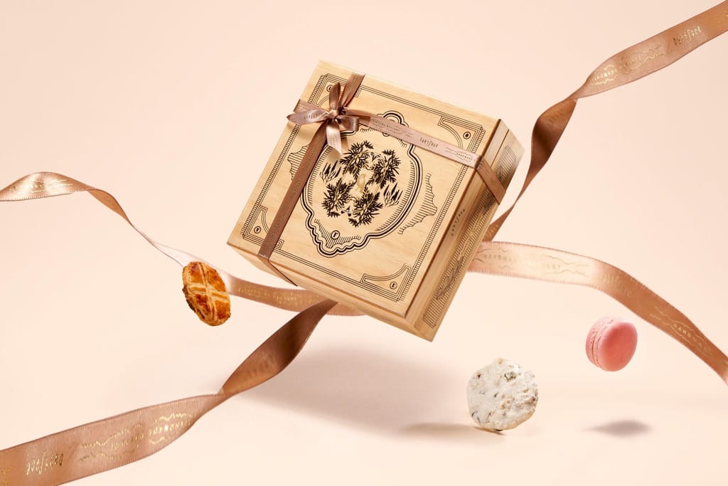 婚紗展主題情境：漂浮的雅緻禮盒，金緞帶輕舞，甜點環繞。