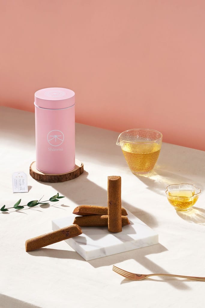 台灣茶詩蛋糕：粉色茶罐、茶水與長條茶點，營造優雅午茶氛圍。