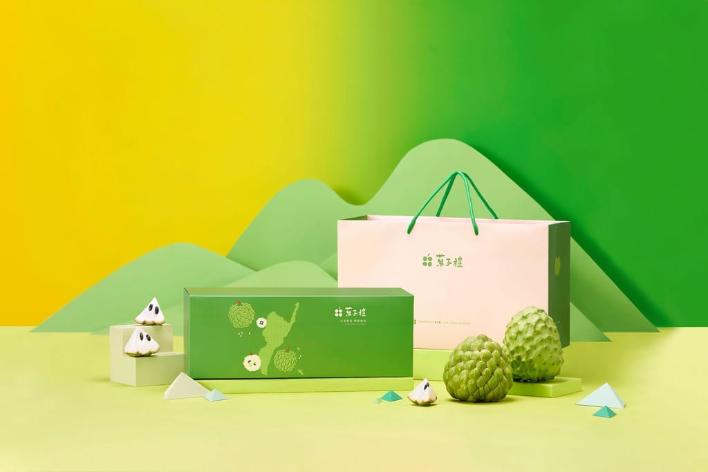 「菓子禮」草生栽培釋迦禮盒、提袋及新鮮釋迦，在鮮明黃綠背景中展現品牌真誠與自然風貌。