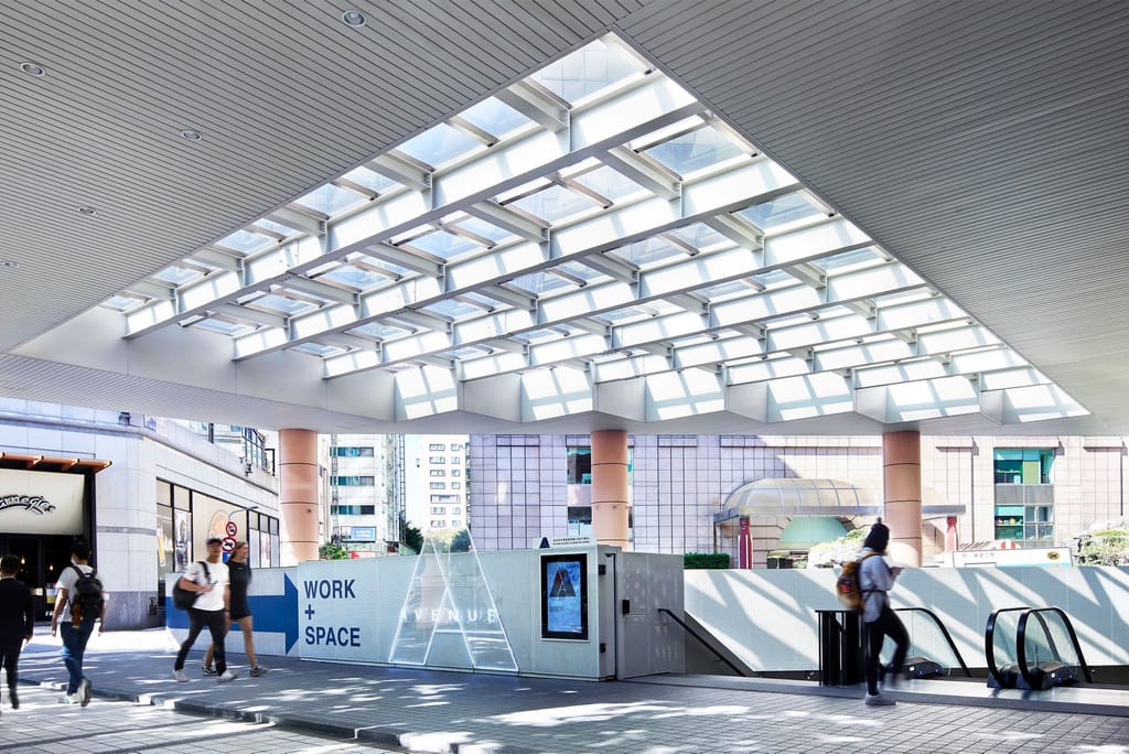 AVENUE地下一樓入口，標誌「WORK + SPACE」引導前往複合空間。