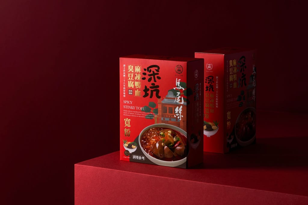 深坑麻辣鴨血臭豆腐寬粉紅色包裝盒，簡潔呈現產品特色與品牌視覺。