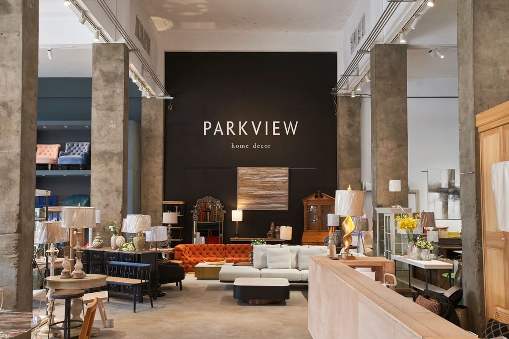 晴天家居黎明門市寬敞的室內空間，展示多樣風格的家具與裝飾品，黑色牆面上有PARKVIEW品牌標誌。