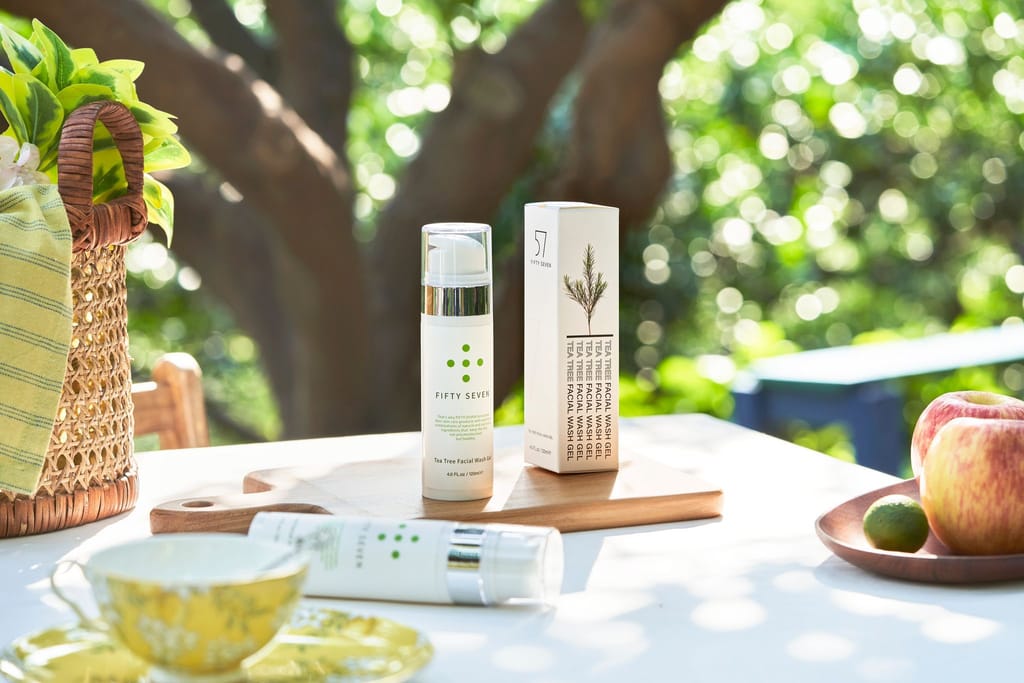 FS 57保養品系列在戶外明亮光線下，展現產品的自然真誠。