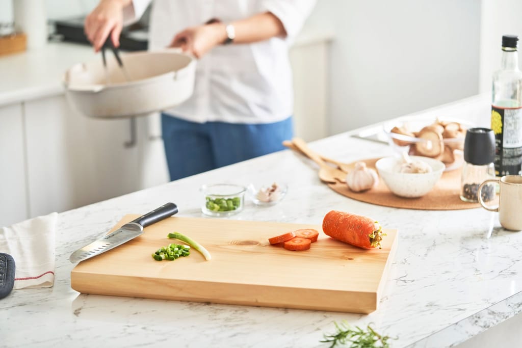 廚房檯面上的日本原木銀杏砧板，展示著新鮮食材與烹飪準備的日常。