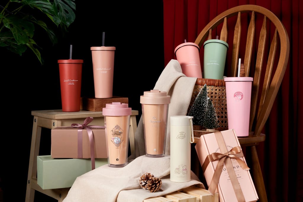 良杯製所聖誕特輯：多款保溫瓶杯，搭配節慶禮盒與聖誕佈置，呈現溫馨氛圍。