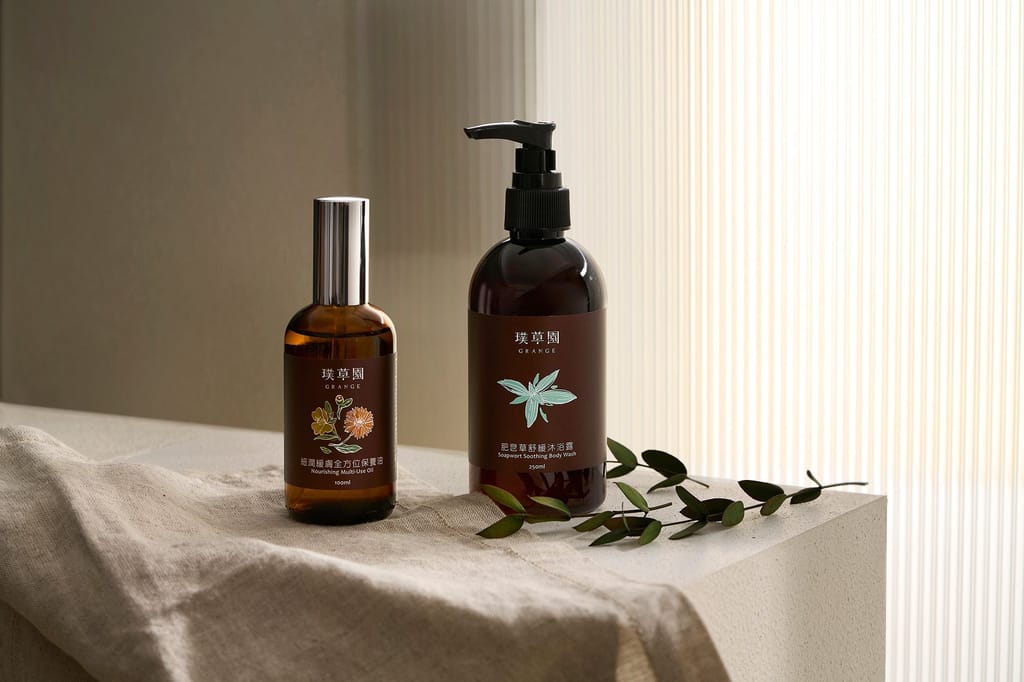兩瓶天然純淨保養品，置於淺色布料與簡約背景前，柔和光線映襯綠葉，傳達溫潤自然的質感。