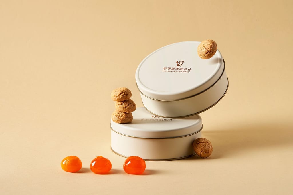 好事花生禮盒。白色圓形鐵盒，搭配花生餅乾與金黃鹹蛋黃，溫馨雅緻。